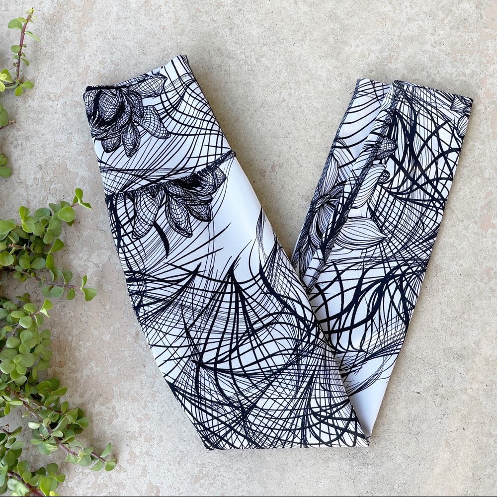 Beyond Yoga Reversible Lotus High Rise Leggings - Picture 2 of 6